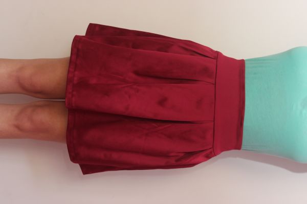 Saia pregueada burgundy